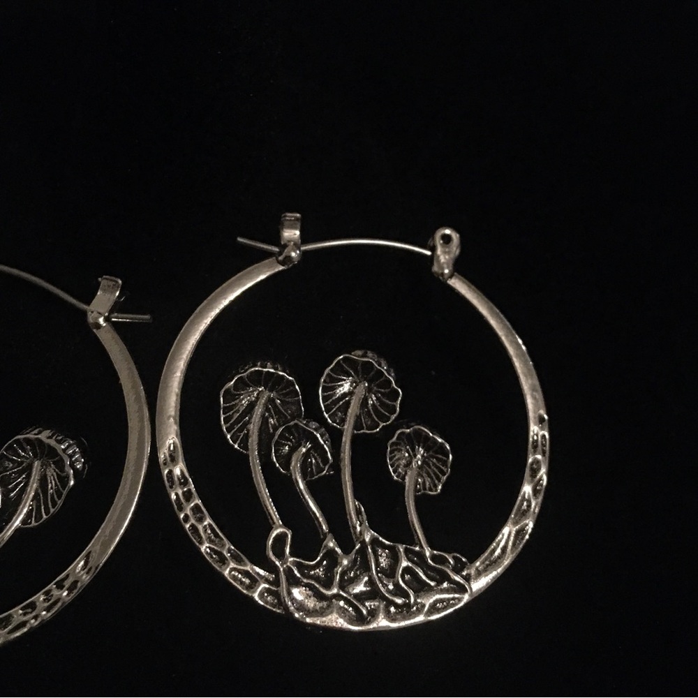 Retro Bohemian Style Silver Mushroom Hoop Earrings - Picture 5 of 6